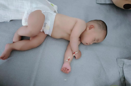 项城宝宝多久会抬头